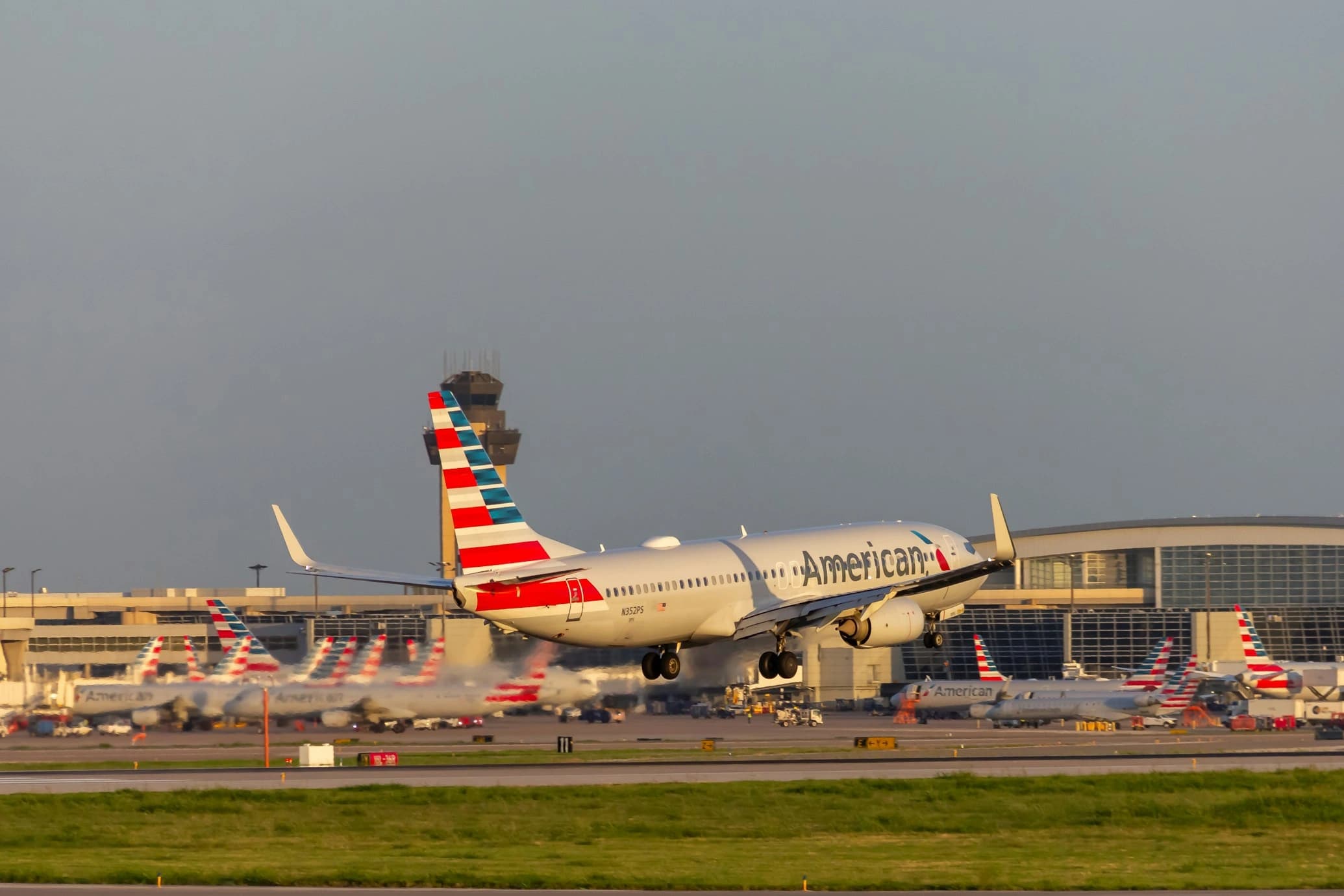 Boeing 737 American Airlines Landing at DFW Airport USA