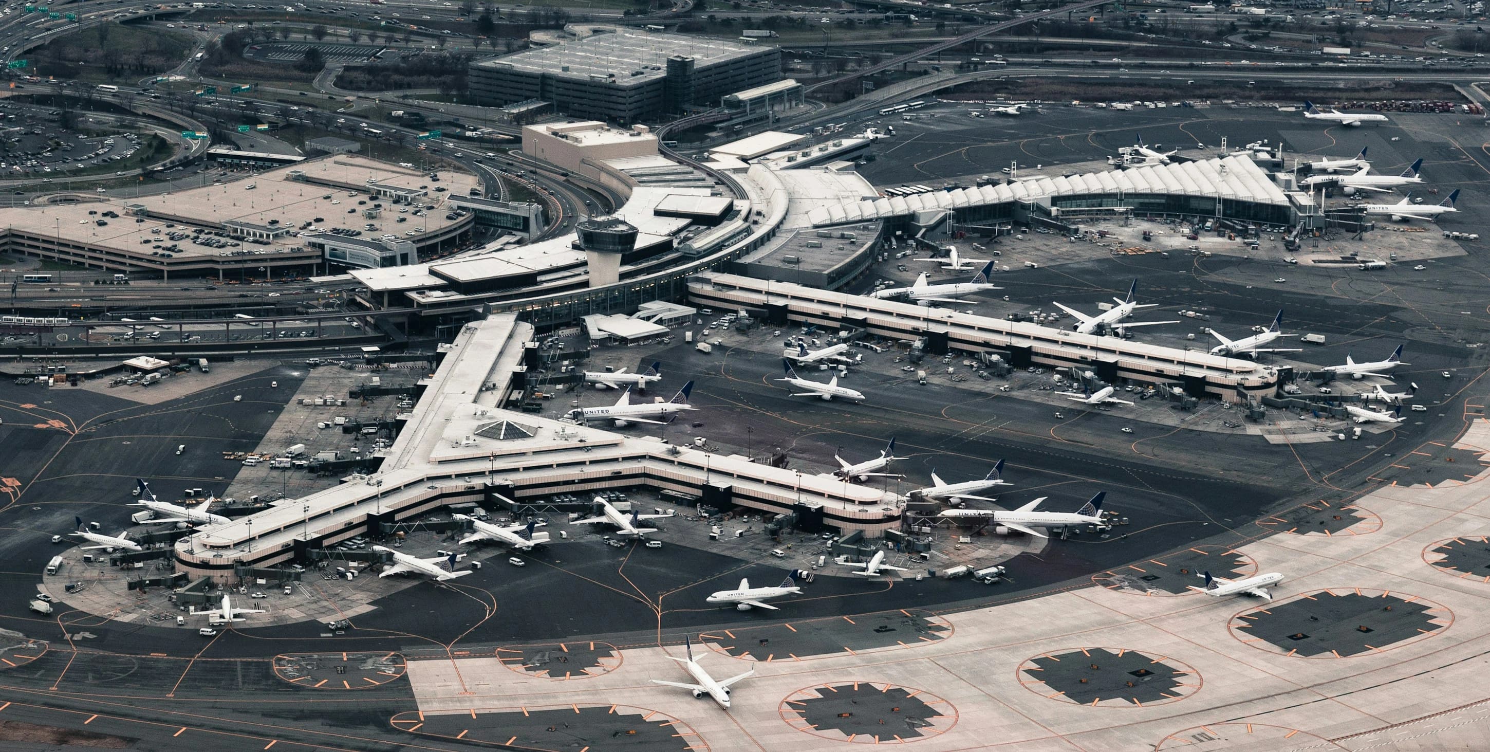 overscheduled newark airport in america casuing flight delays and cancellations