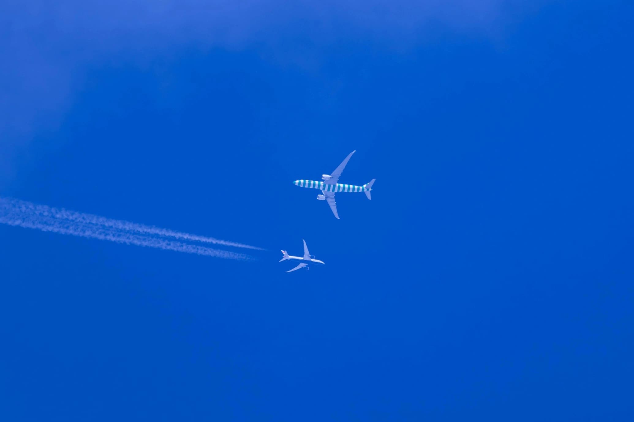Two commercial aircraft flying 1,000 feet apart at cruising altitude under FAA RVSM vertical separation rules